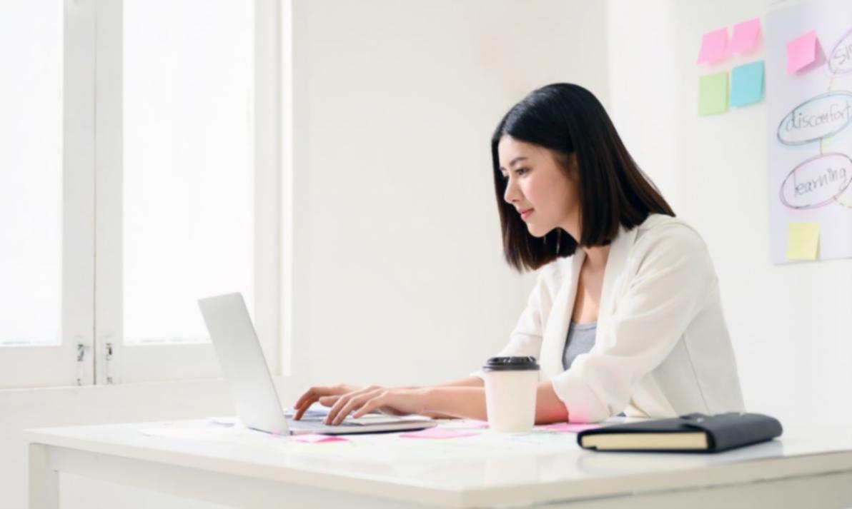 Workshop-Teilnehmer bei der Analyse von Finanzberichten