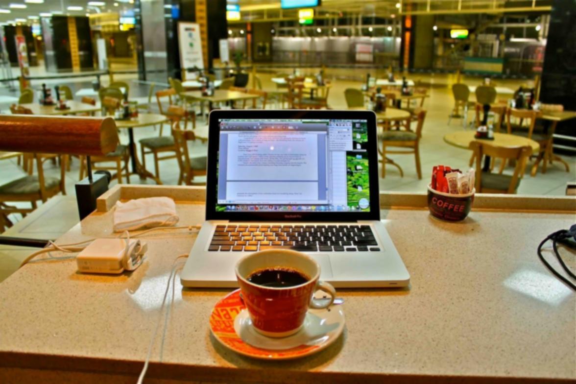 Teilnehmer arbeiten an praktischen Finanzberichterstattungs-Übungen